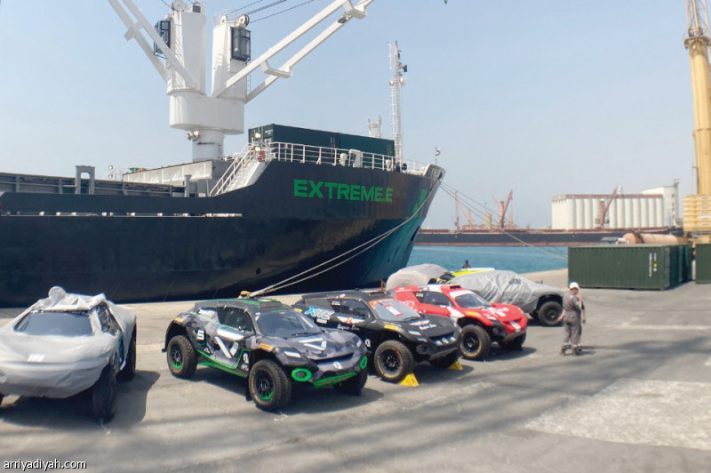 وصول السيارات المشاركة في تحدي أول سباق من السلسلة العالمية إكستريم إي إلى المملكة