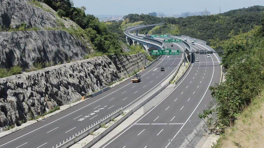 الحكومة اليابانية تخصص طريقا سريعا للشاحنات ذاتية القيادة