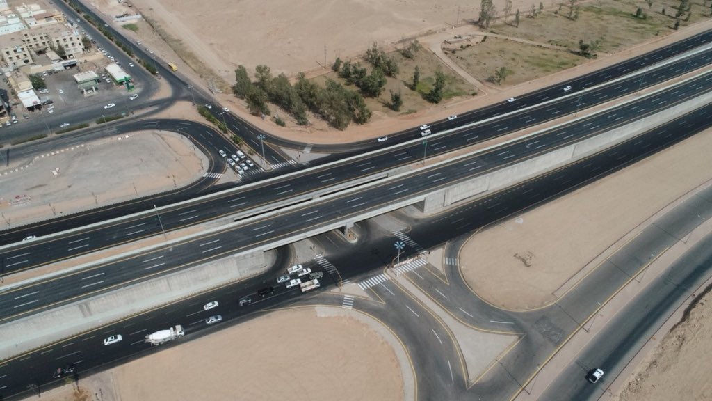 وزارة النقل تنفذ عدد من التقاطعات في مدينة عرر