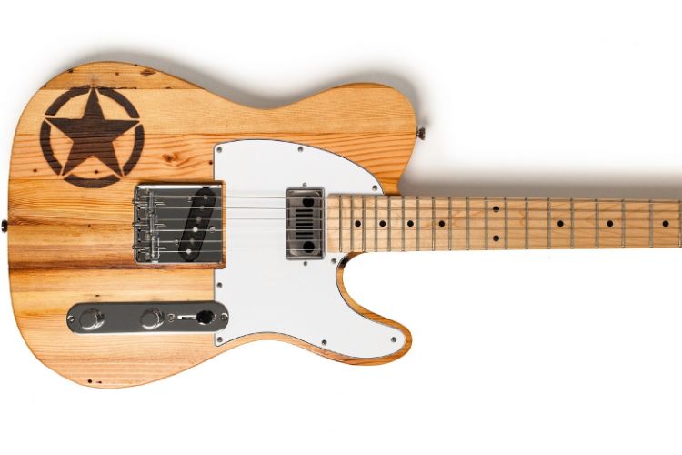 يُمكن لُعشاق جيب والموسيقى شراء جيتار جيب المصنوع من الأخشاب التاريخية