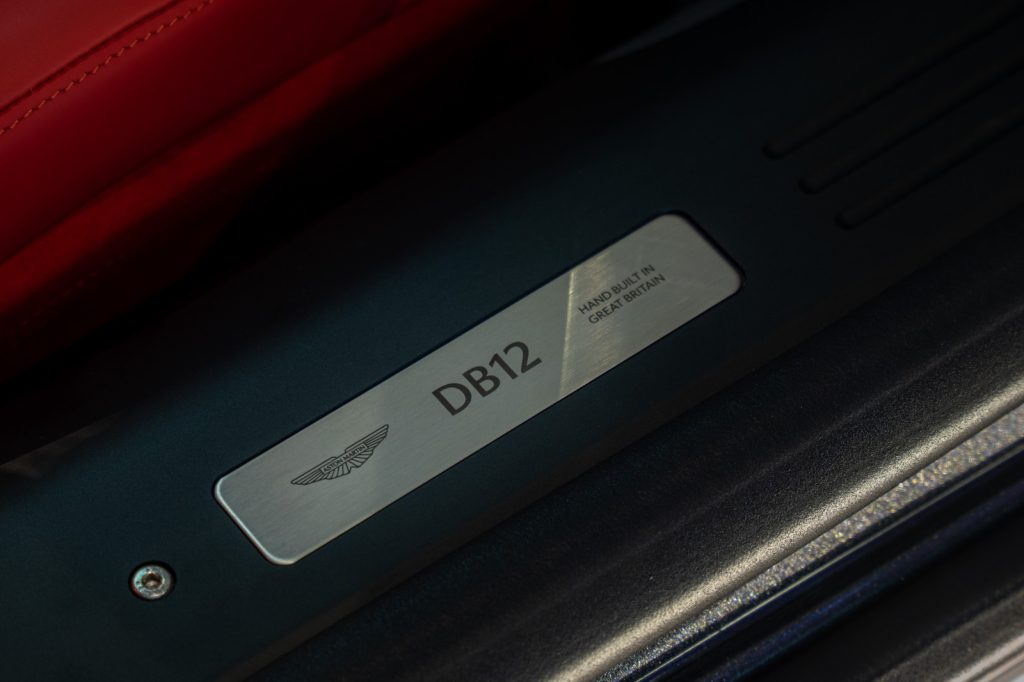 شعار أستون مارتن DB 12 على عتبة باب السيارة