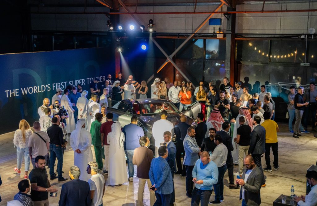 تجمع حفل الكشف عن أستون مارتن DB 12 في دبي