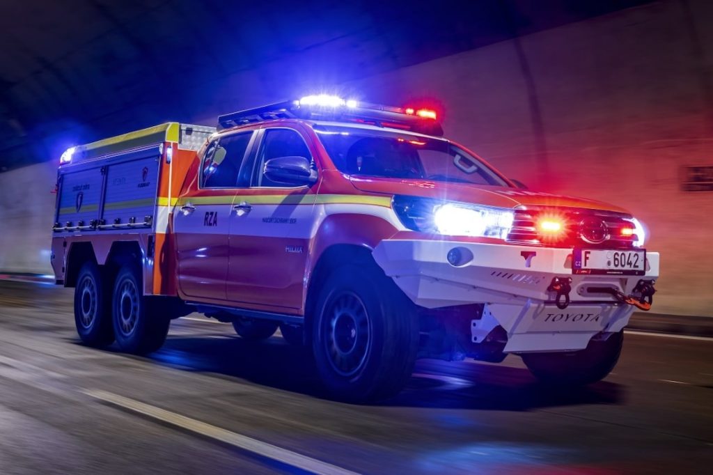 تويوتا هايلوكس شاحنة إطفاء 6 × 6 لمكافحة حرائق المركبات الكهربائية