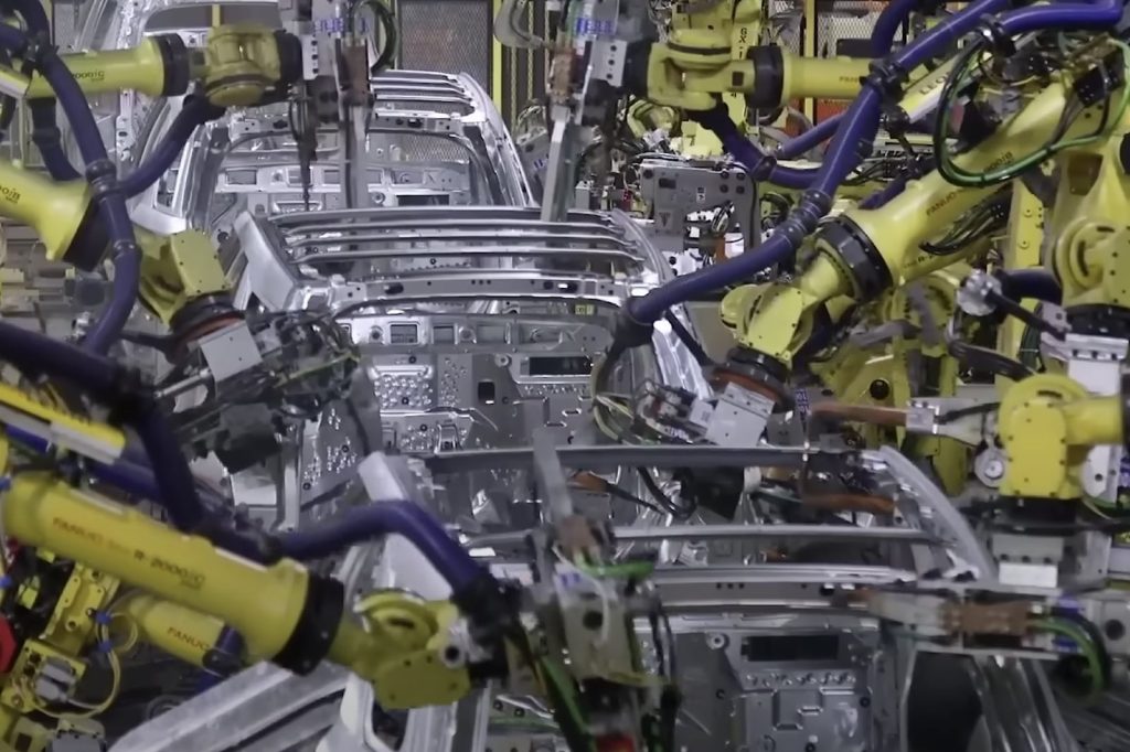 مصنع فورد بتحكم شبه كامل بالروبوتات 