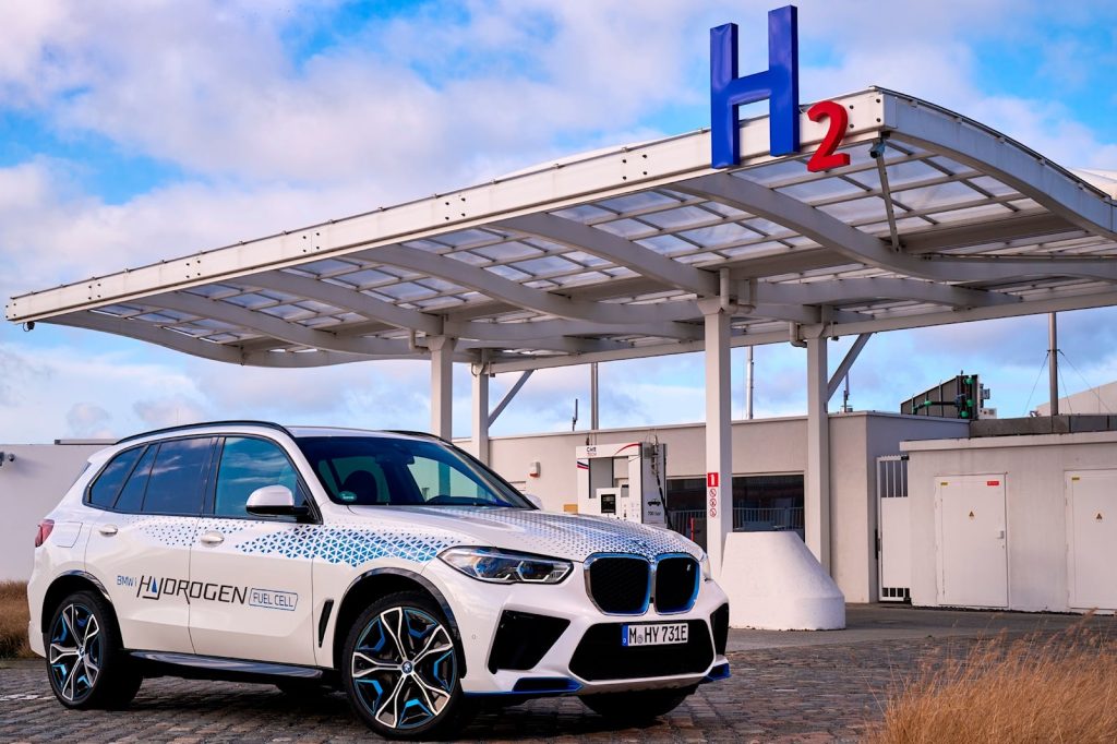 BMW IX5 في محطة شحن وقود الهيدروجين