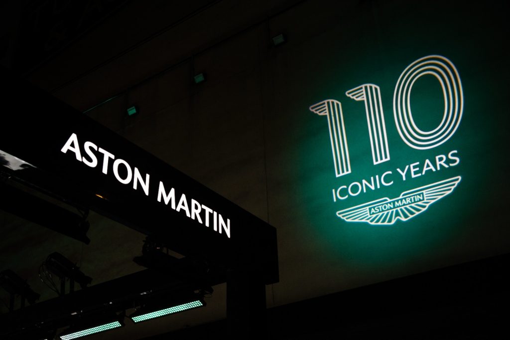 شعار 110 عام على استون مارتن