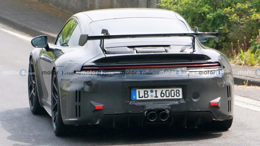 المظهر الخلفي لبورشه 911 GT3 المحدثة أثناء اختبارها علي حلبة نوربورجرينج
