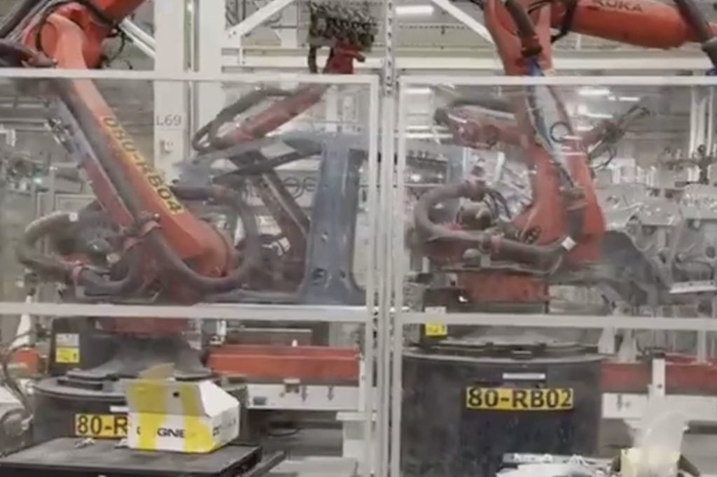 الروبوت كوكا يعمل بمصنع تسلا جيجا بتكساس