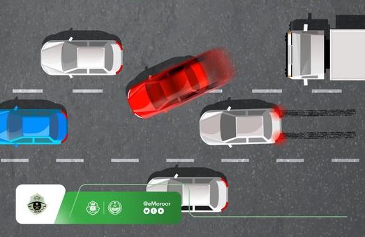 إدارة المرور: المراوغة بسرعة بين المركبات تربك مستخدمي الطريق وتعرضهم لخطر الحوادث