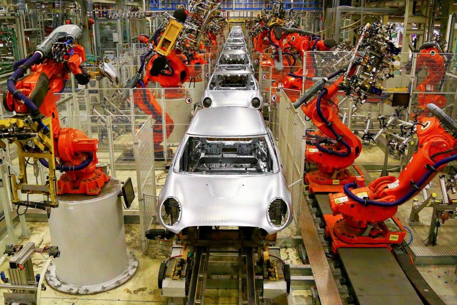 الروبوتات بدلا من البشر بمصانع السيارات 