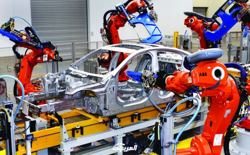 الروبوتات تشارك بقوة في تصنيع السيارات الكهربائية