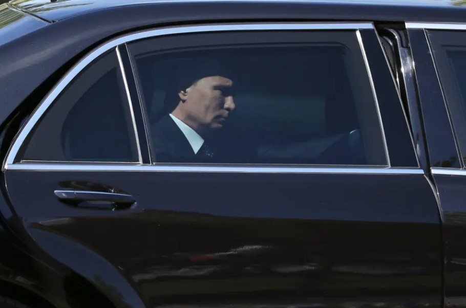 فيما يفكر بوتين داخل سيارته الرئاسية