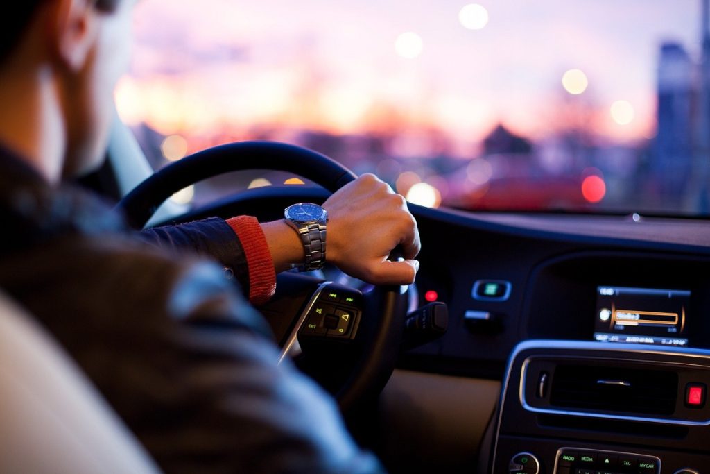 10 عادات سيئة في قيادة السيارات