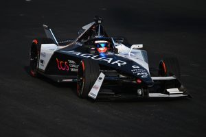 فريق جاكوار TCS للسباقات يمدد عقد السائق ميتش إيفانز للمشاركة في الفورمولا إي 2023
