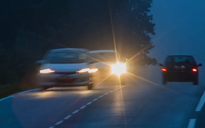 خطورة النور المنحرف للمصابيح ألأمامية على الطريق