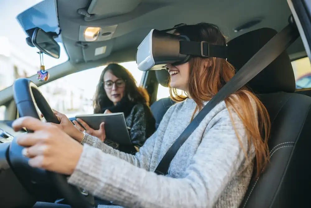 نظارات الواقع الافتراضي لبناء الثقة خلال القيادة