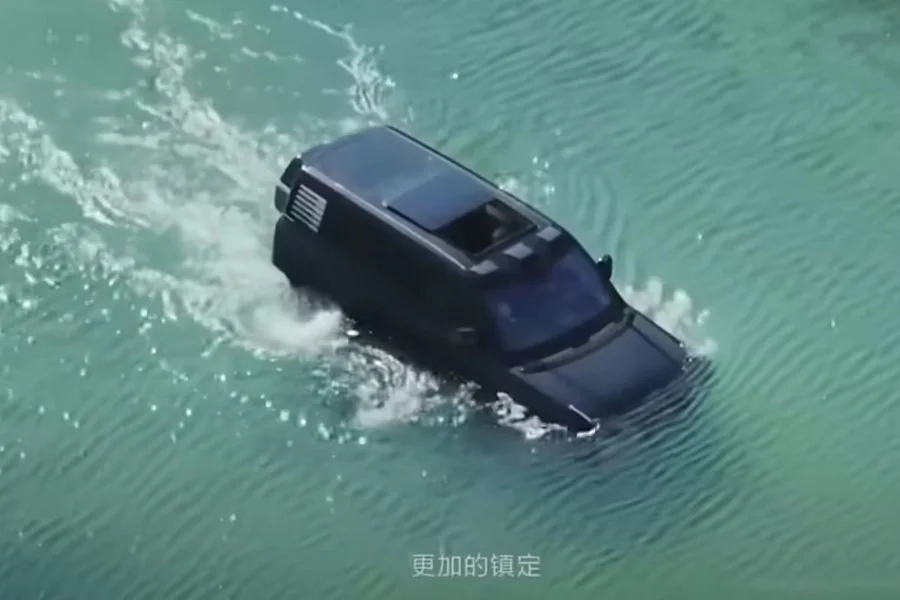 يونج وانج u8 تسبح بالبحيرة بأمان