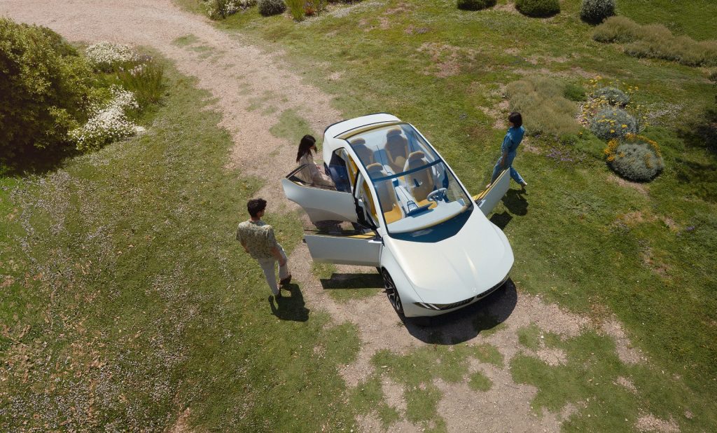 شاهد سيارة بي إم دبليو Vision Neue Klasse الاختبارية لمستقبل الكهربائية