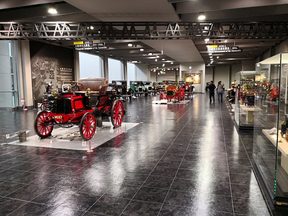 سيارات تاريخية بمتحف تويوتا 