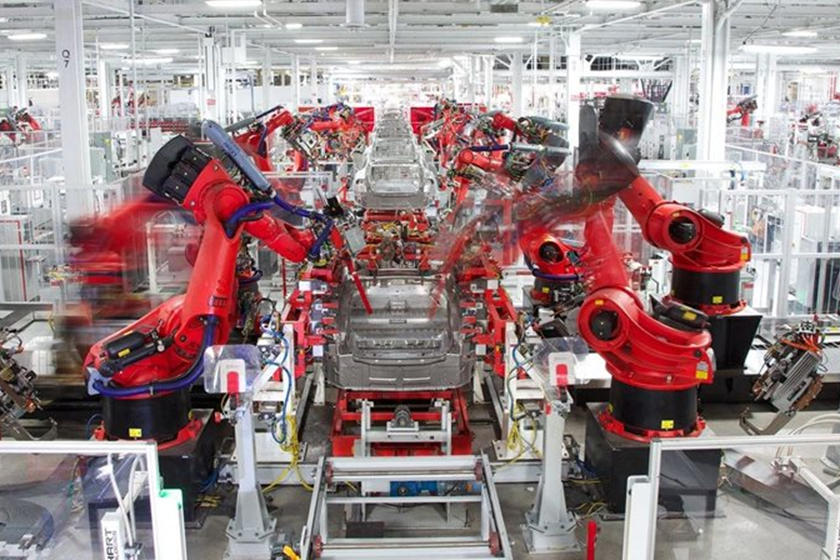 الروبوتات بمصنع تسلا