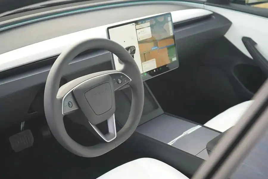 عجلة القيادة الجديدة ثلاثية الأضلاع على أزرار لمسية للتحكم