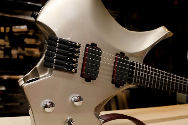 الجيتار الكهربائي الفريد المستوحى من ماكلارين سبيدتيل