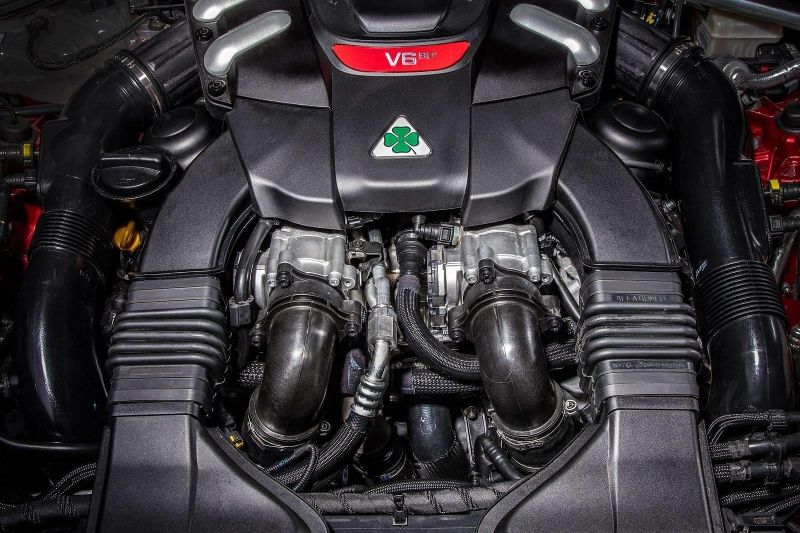 محرك ألفاروميو V6 مزدوج التوربو
