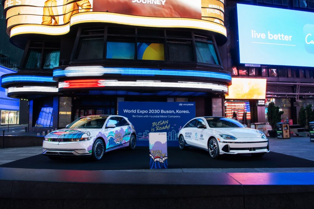 هيونداي تدعم بوسان بمعرض إكسبو 2030 و تستعرض في معالم نيويورك بسياراتها الفنية