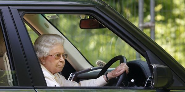 الملكة تقود بنفسها الرينج روفر 