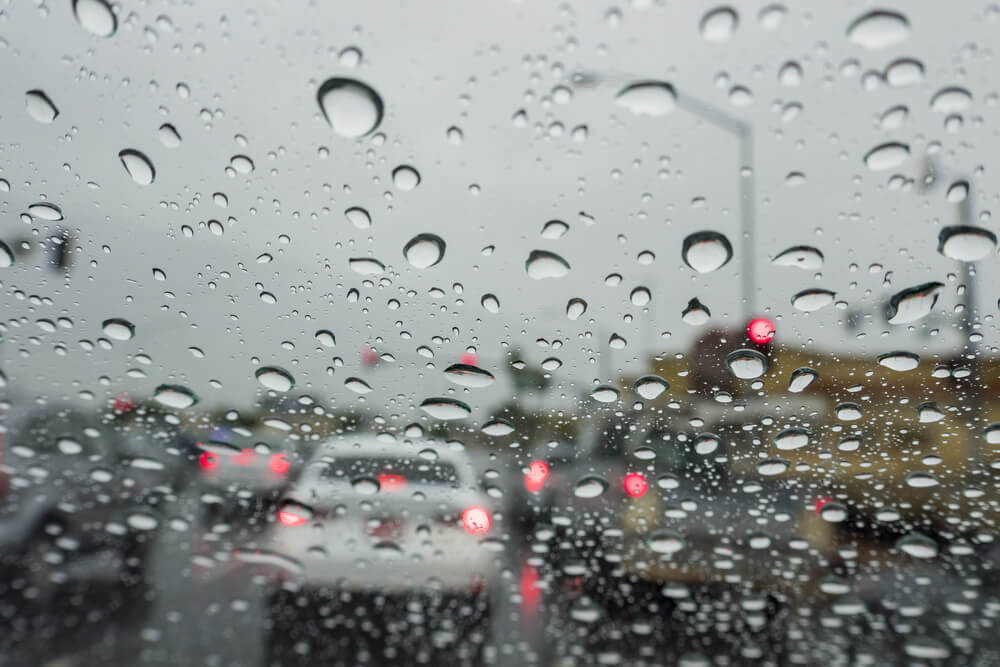 قيادة السيارة تحت الأمطار