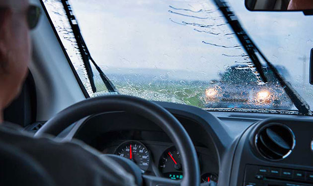 قيادة السيارة تحت الأمطار والسيول