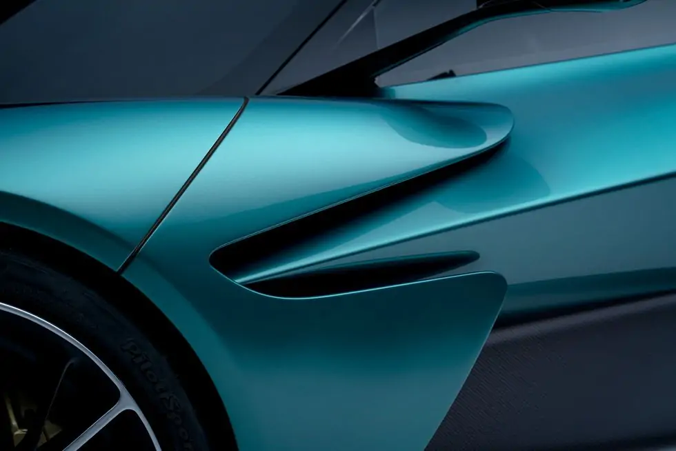سيارة أستون مارتن فالهالا الخارقة تصل عام 2024 بتكنولوجيا الفورمولا 1