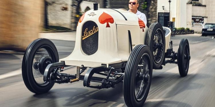 سيارة سباق فرديناند بورشه الكلاسيكية النادرة