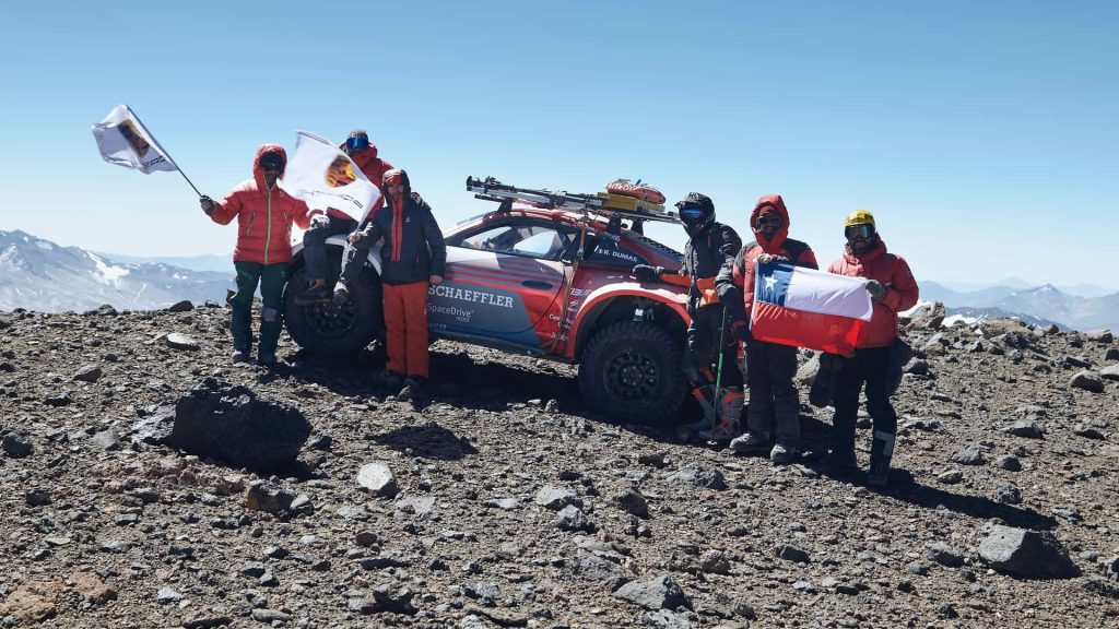 فريق مغامري بورش فوق قمم جبال تشيلي 