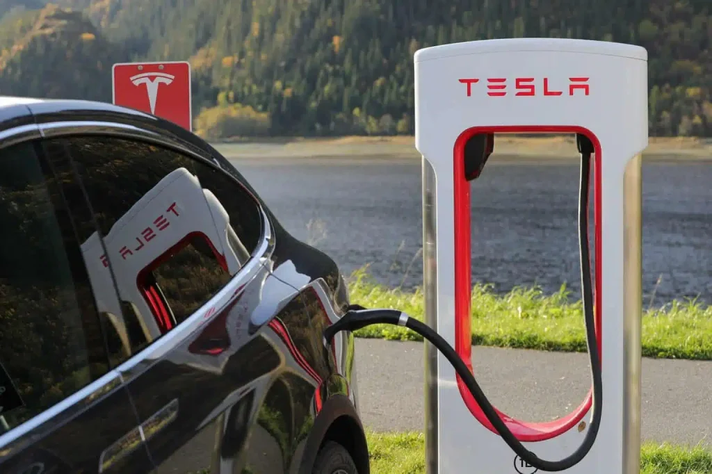 يتأثر عمر بطارية Tesla بالبيئة والاستخدام