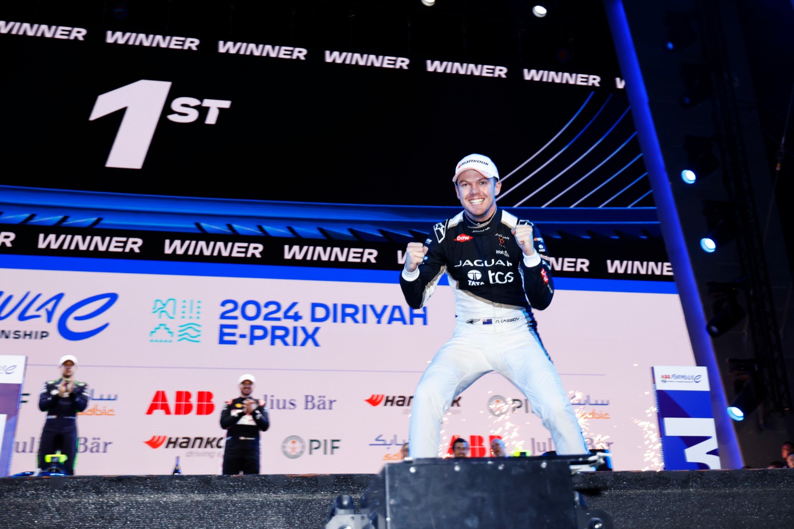 سائق فورمولا E نيك كاسيدي يفوز بأول انتصار مع فريق جاكوار TCS في سباق الدرعية