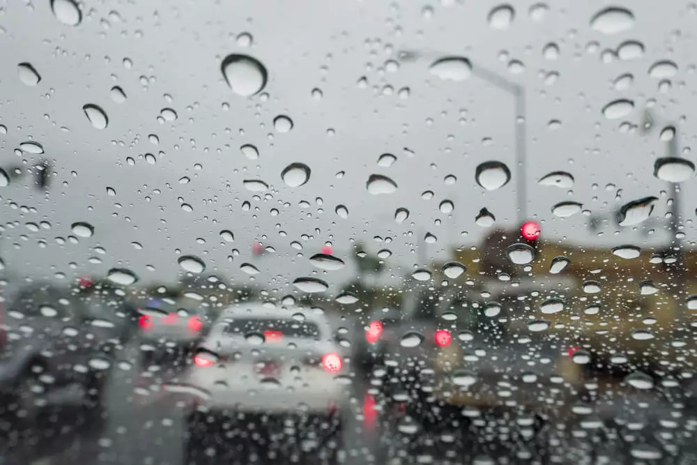 قيادة السيارة ببطيء تحت المطر 