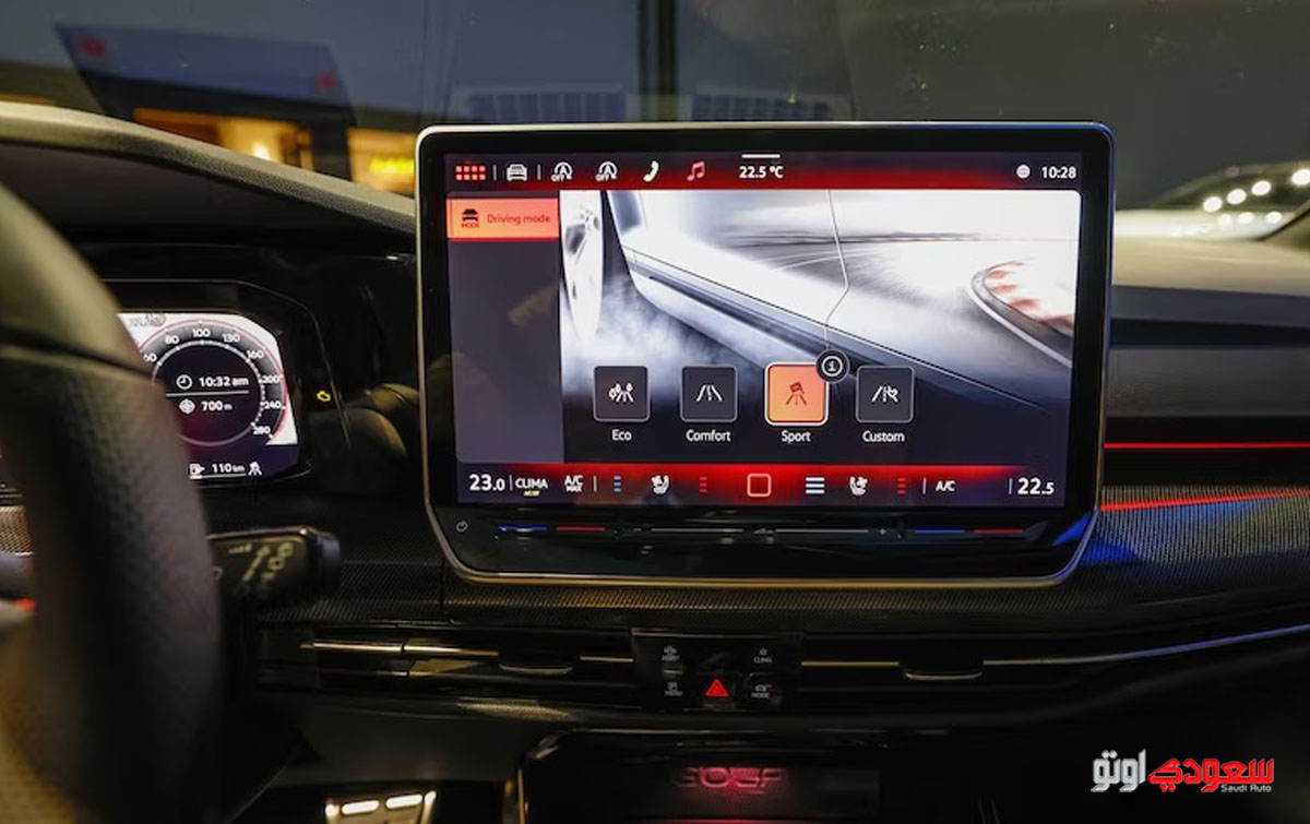 شاشة سيارة جولف GTI 2025