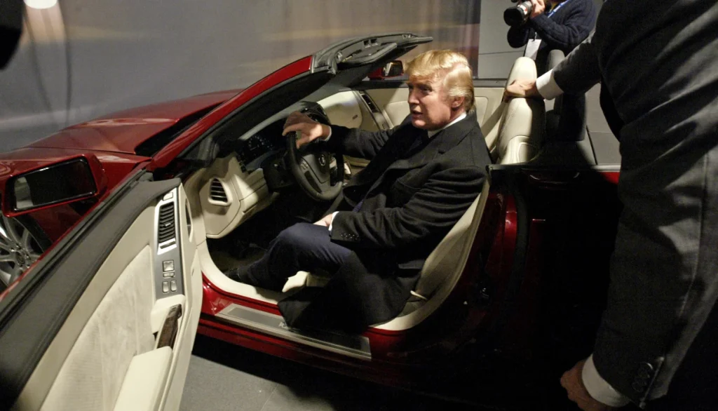دونالد ترامب في مقعد سيارة كاديلاك