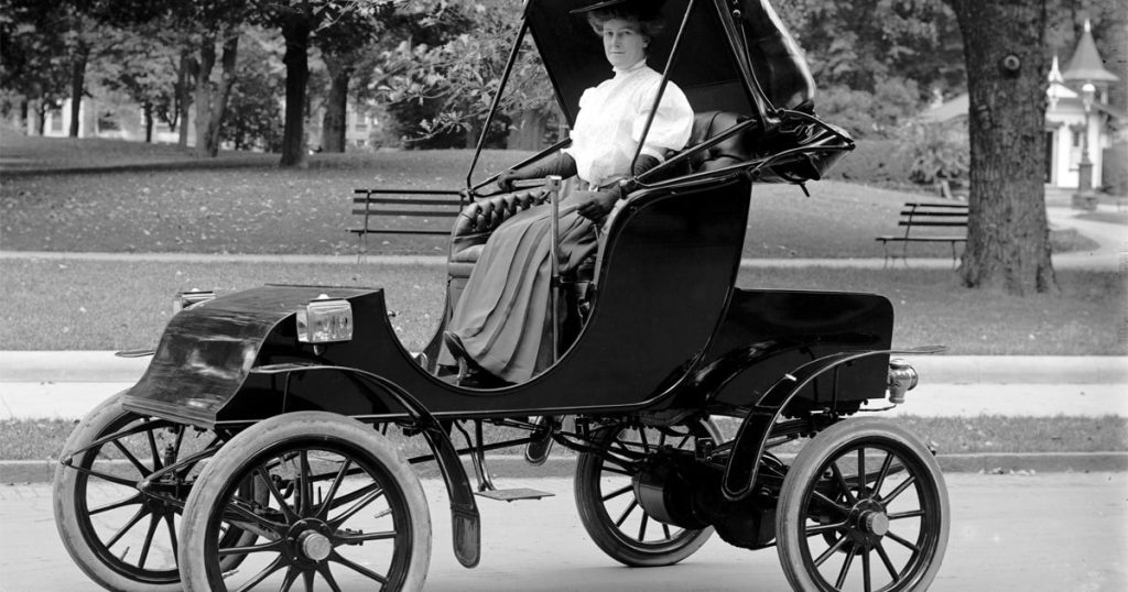 قصة الارتباط المبكر بين المرأة والسيارات الكهربائية