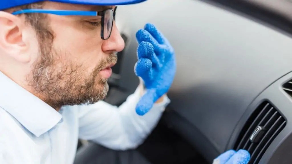 ما سبب شم رائحة العادم داخل السيارة؟ وحلول التخلص منها