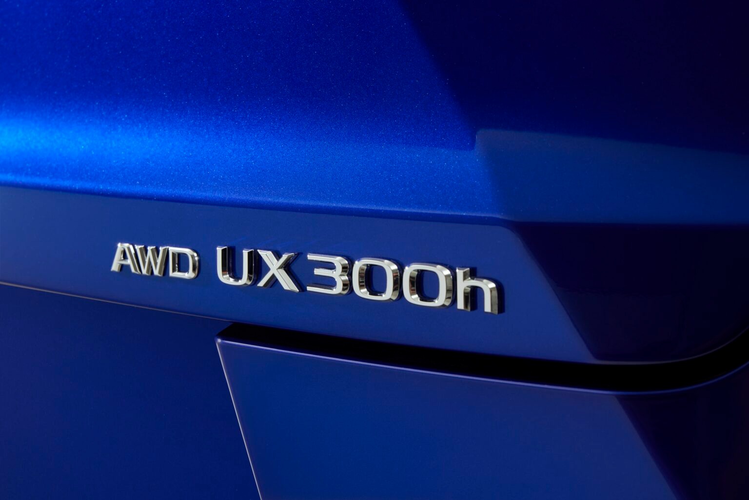 لكزس UX هايبرد 2025  بتحديثات مذهلة