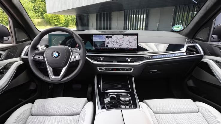 فخامة قمرة قيادة BMW X5