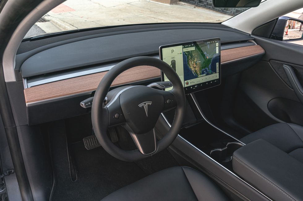 تسلا موديل واي 2024 Tesla Model Y: دليل شامل حول الميزات والمواصفات والأسعار