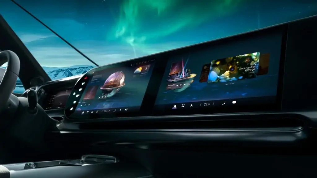 شاشات للمعلومات والترفيه بعرض السيارة من الداخل 