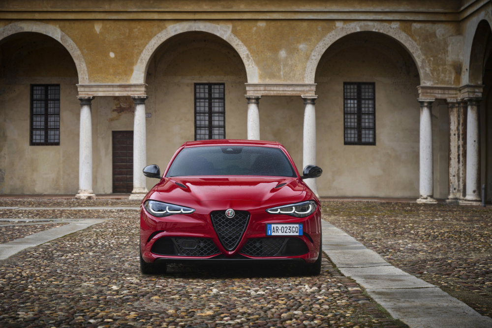 اسعار ومواصفات ألفا روميو جوليا 2024 Alfa Romeo Giulia: دليل شامل