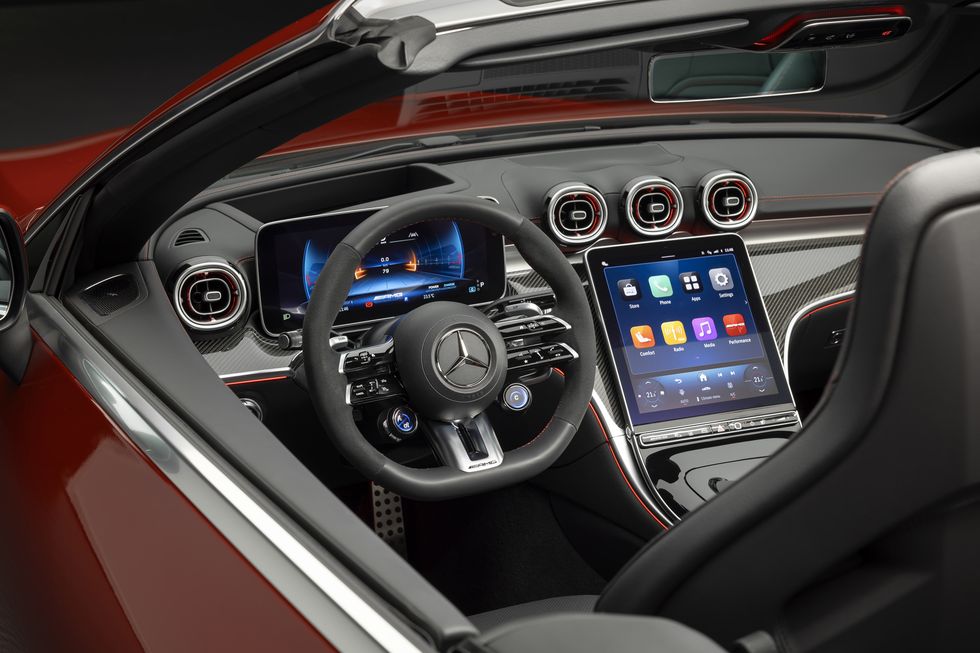 قمرة القيادة العصرية تتصدرها عجلة القيادة وشاشة العرض الكبيرة 