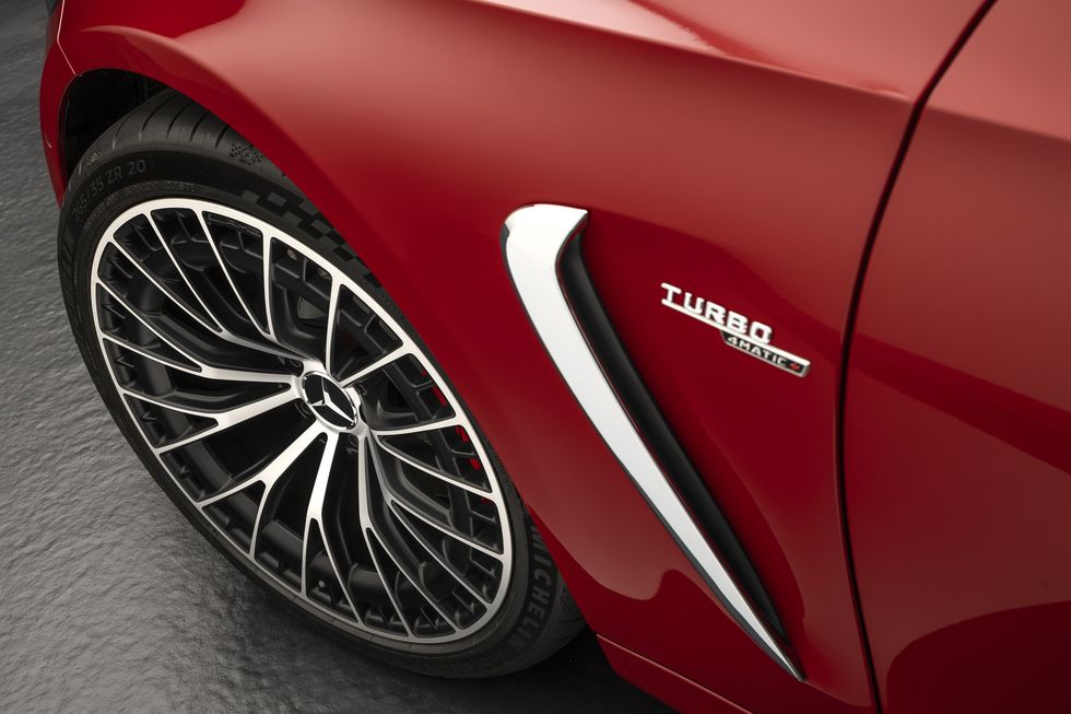 عجلات جذابة بأقواس مثيرة لسيارة AMG كابريوليه 