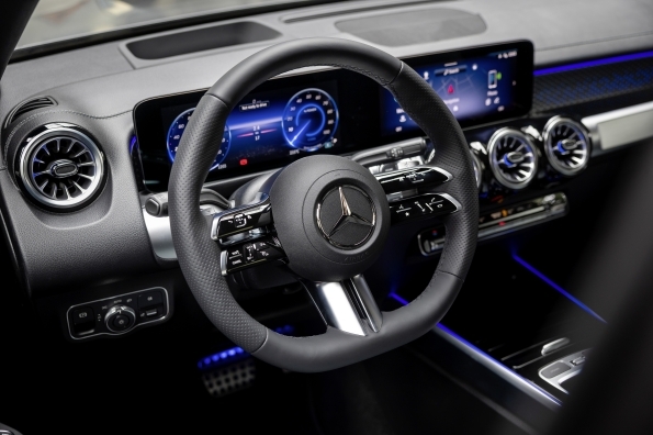 مرسيدس بنز إي كيو بي 2024 Mercedes-Benz EQB: دليل شامل حول الميزات والمواصفات والأسعار