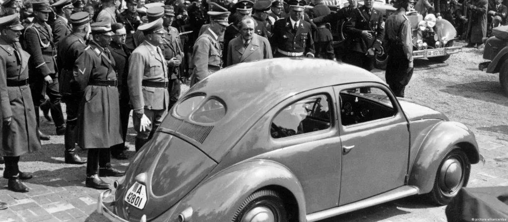 هتلر يعاين باكورة انتاج أشهر السيارات اللمانية في التاريخ الحديث ( 1938 ) 